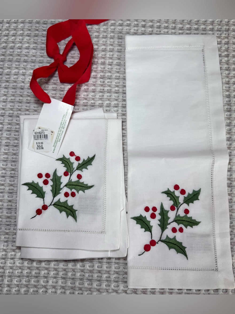 Williams Sonoma Holly Berry Embroidered Dinner Napkins Set of 4 Cotton Christmas